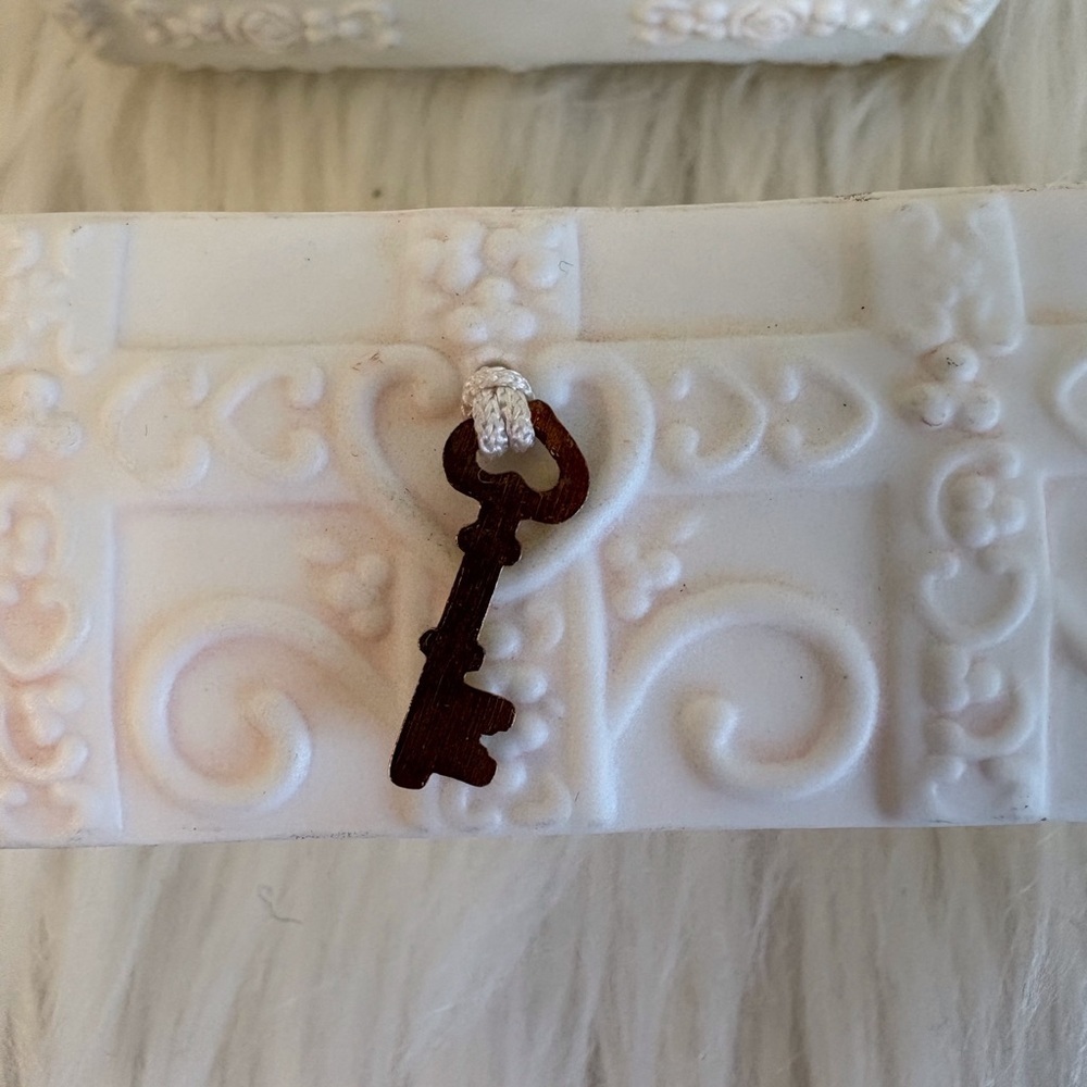 Precious Moments Collection Vintage Charming White Trinket Box with Heart Accent - Picture 5 of 9